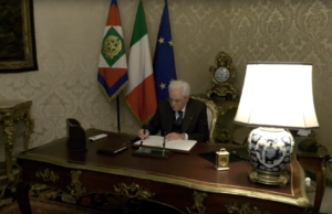 Sergio Mattarella firma la promulgazione del Decreto Salvini